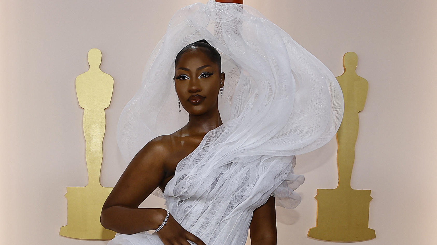 sangerin-tems-sorgte-mit-ihrem-weien-dress-fur-reichlich-aufsehen-bei-den-oscars