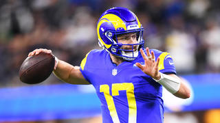 INGLEWOOD, CA - DECEMBER 08: Los Angeles Rams quarterback Baker Mayfield 17 throws a pass during the NFL, American Football Herren, USA game between the Las Vegas Raiders and the Los Angeles Rams on December 8, 2022, at SoFi Stadium in Inglewood, CA. Photo by Brian Rothmuller/Icon Sportswire NFL: DEC 08 Raiders at Rams Icon221208043 