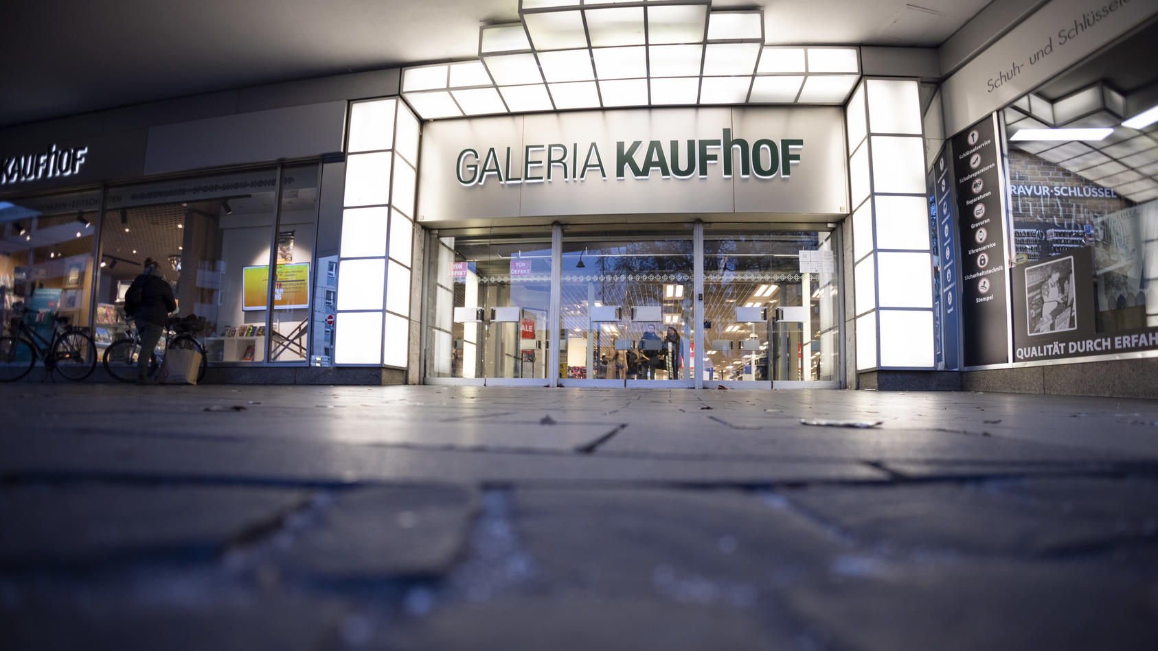 PRODUKTION - 11.03.2023, Nordrhein-Westfalen, Köln: Ein Logo hängt an einer Filiale von Galeria Kaufhof in der Innenstadt. Am Montag soll bekannt gegeben werden welche Filialen geschlossen werden. Foto: Thomas Banneyer/dpa +++ dpa-Bildfunk +++