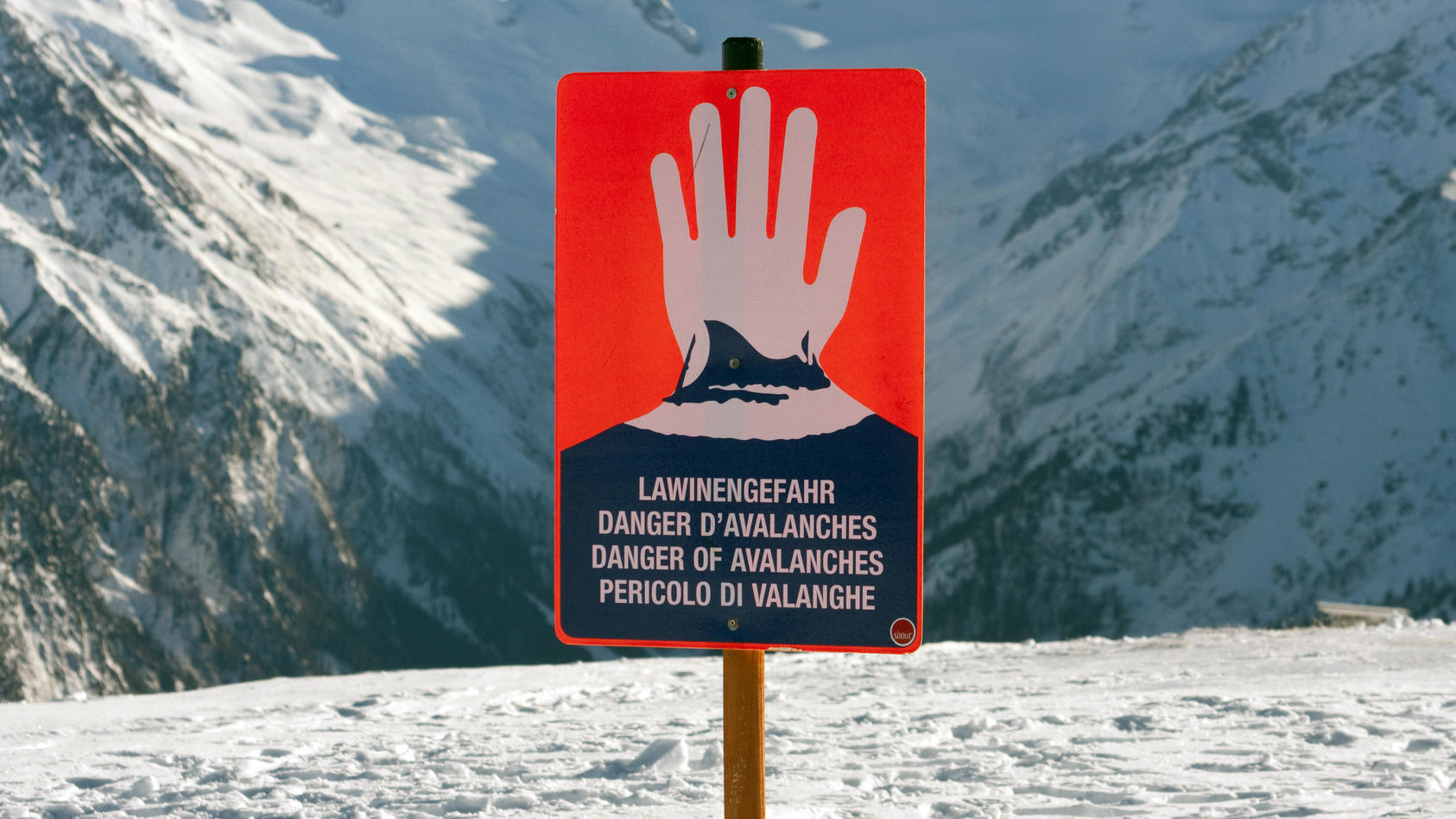Ein Schild warnt im Skigebiet auf dem Wildkogel bei Neukirchen im Bundesland Salzburg in den Alpen in Österreich vor Lawinengefahr. Im Hintergrund das Massiv des Großvenedigers. Aufnahme vom 09.01.2009. Foto: Frank Rumpenhorst  +++(c) dpa - Report+++
