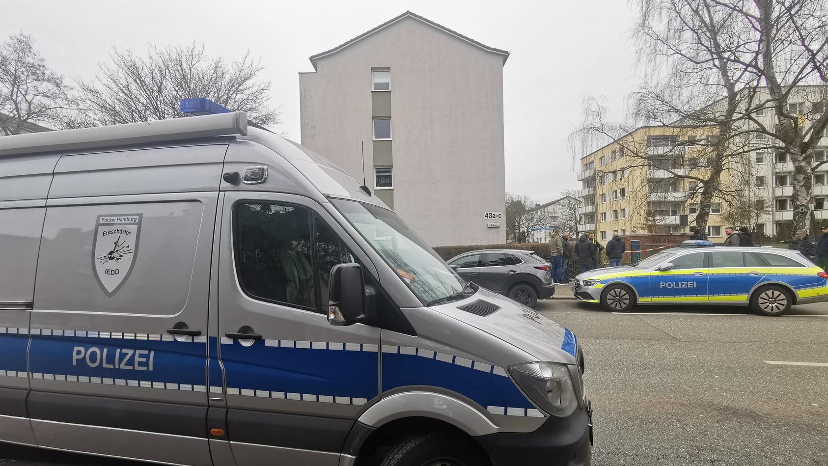 Auch die Beamten des Landeskriminalamtes (LKA) waren mit Bombenentschärfern vor Ort.