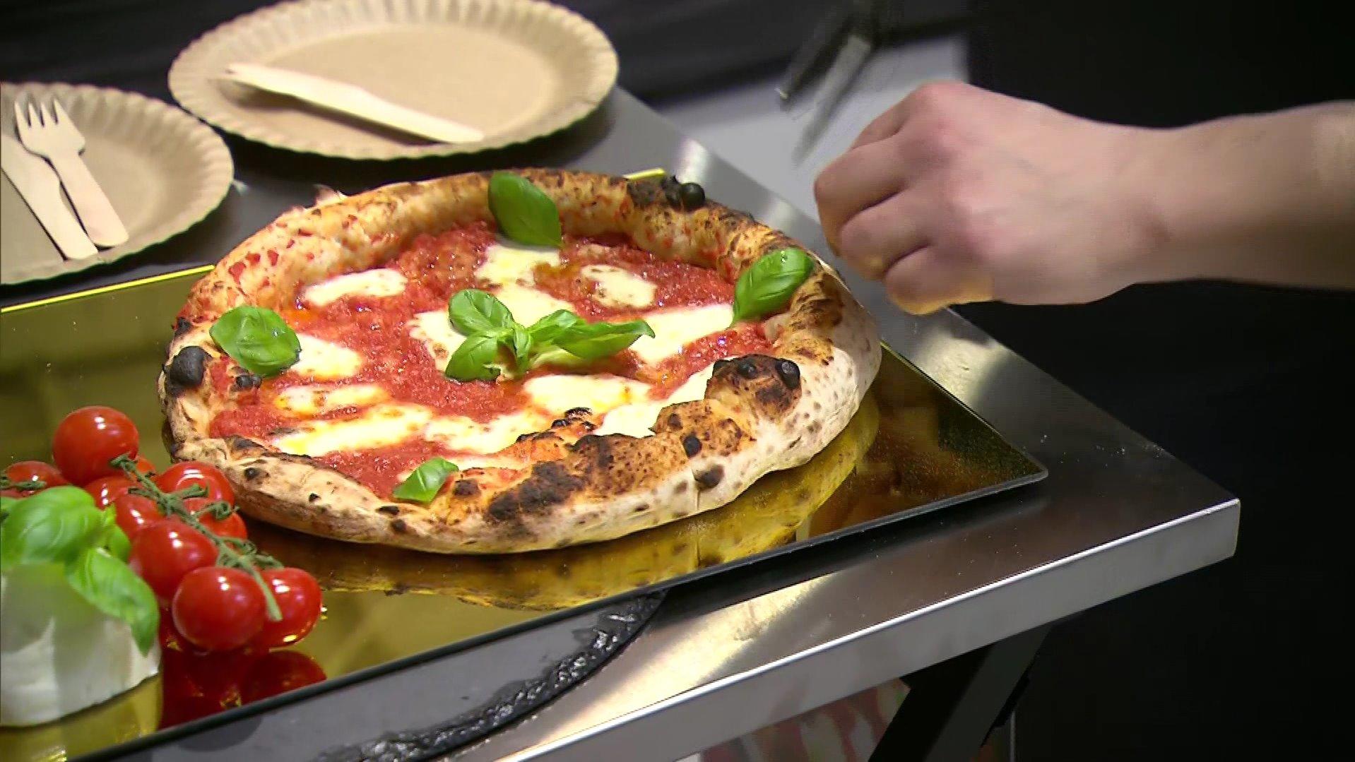 Mit seiner Variante der Napoletana moderna, der einfachen Tomaten-Mozzarella-Pizza, hat er die Jury überzeugt.