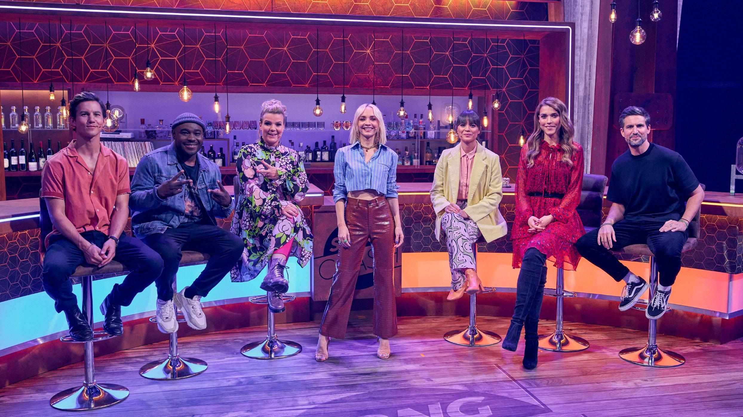Sie alle sind bei "Song Clash" dabei: Oliver Schultz, Nelson Müller, Mirja Boes, Moderatorin Janin Ullmann, Claire Oelkers, Annett Möller und Tom Beck.