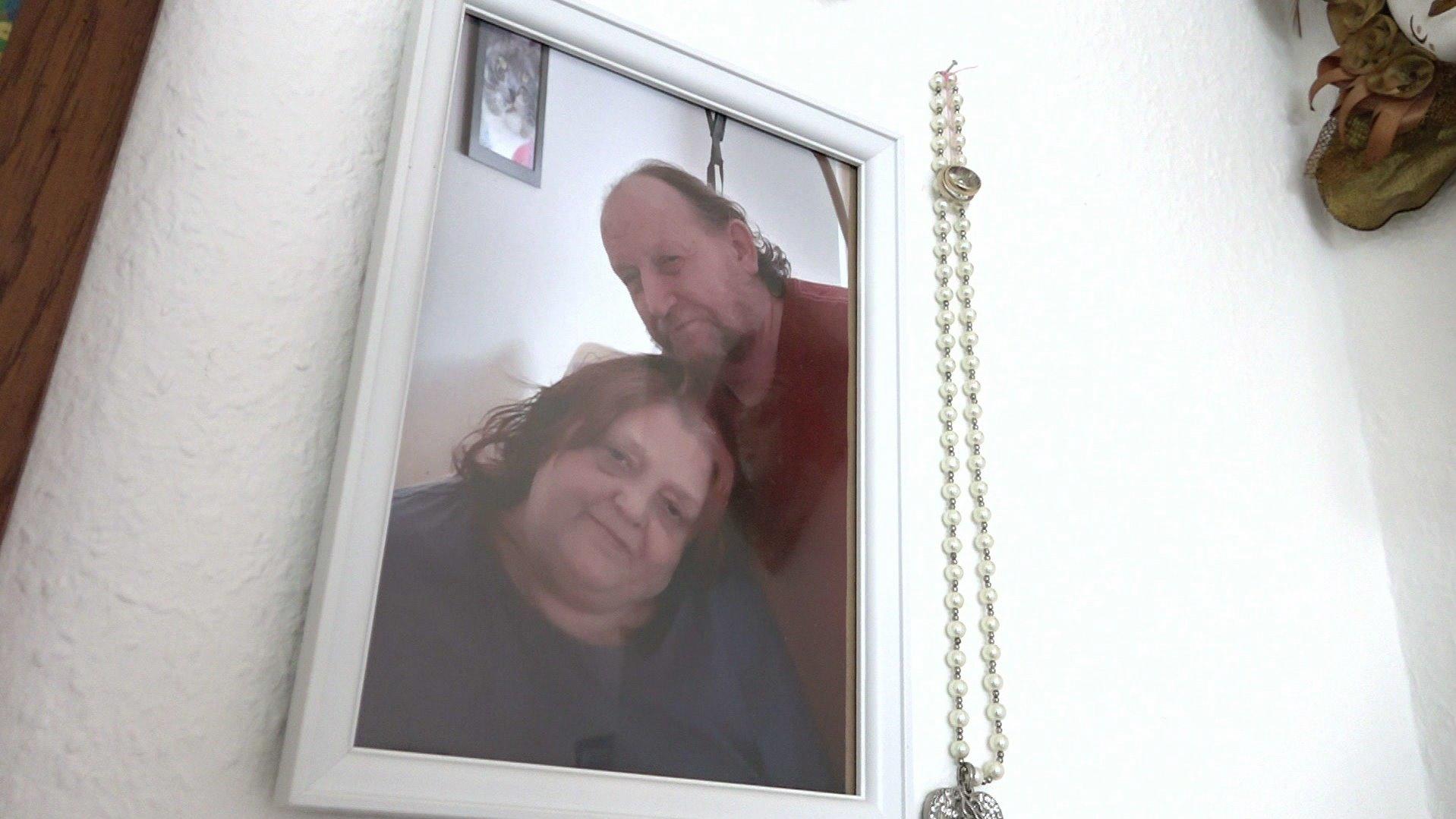 Erinnerungen an alte Zeiten: Dieses Foto von "Hartz und herzlich"-Paar Gudrun und Michael hängt noch an der Wand in der gemeinsamen Wohnung.