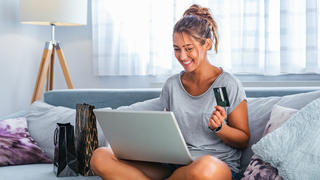 Frau beim Online-Shopping