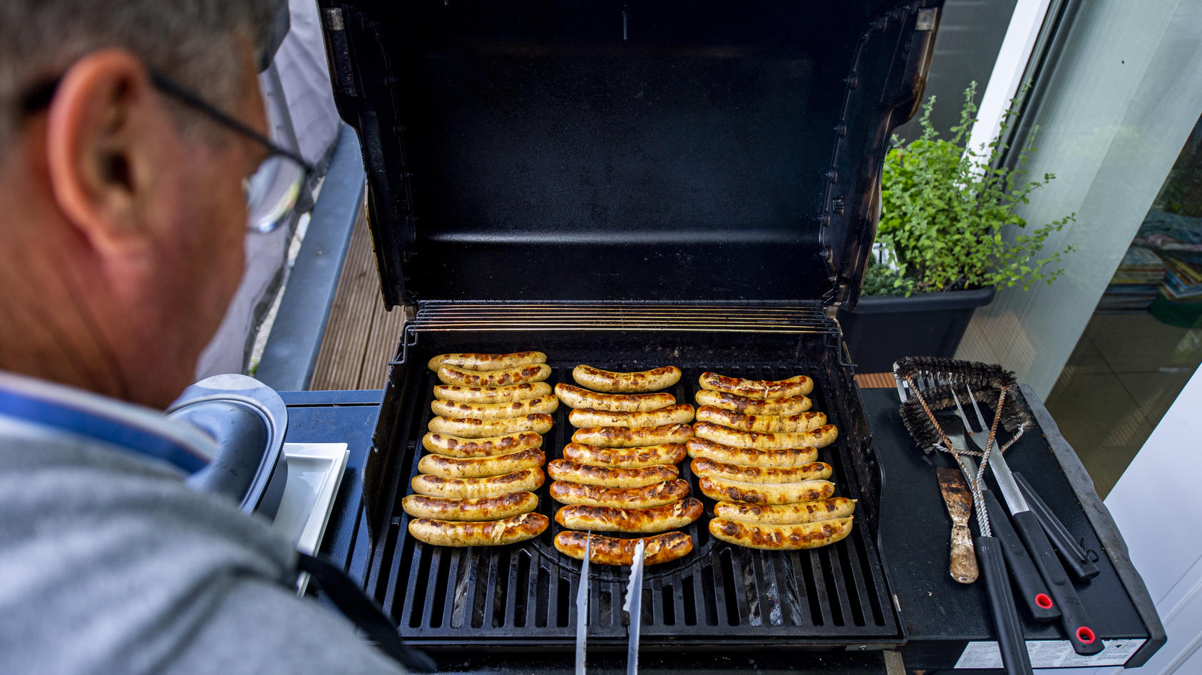 dauergriller-musste-vor-gericht-motivbild
