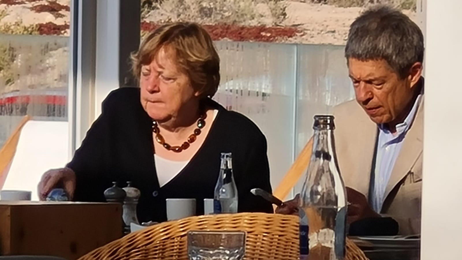 Altkanzlerin Angela Merkel (68) ist ganz entspannt mit ihrem Mann Joachim Sauer (73) beim Essen auf Fuerteventura.