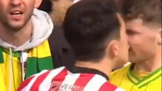 Luke O'Nien küsst Gegenspieler