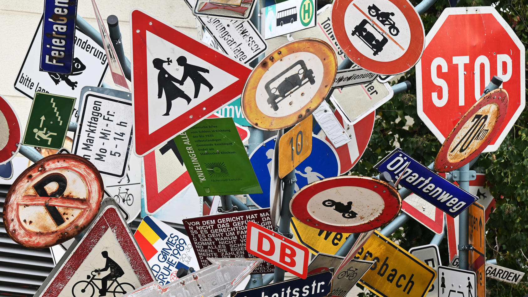im-deutschen-schilderwald-ist-es-nicht-immer-einfach-den-uberblick-zu-behalten