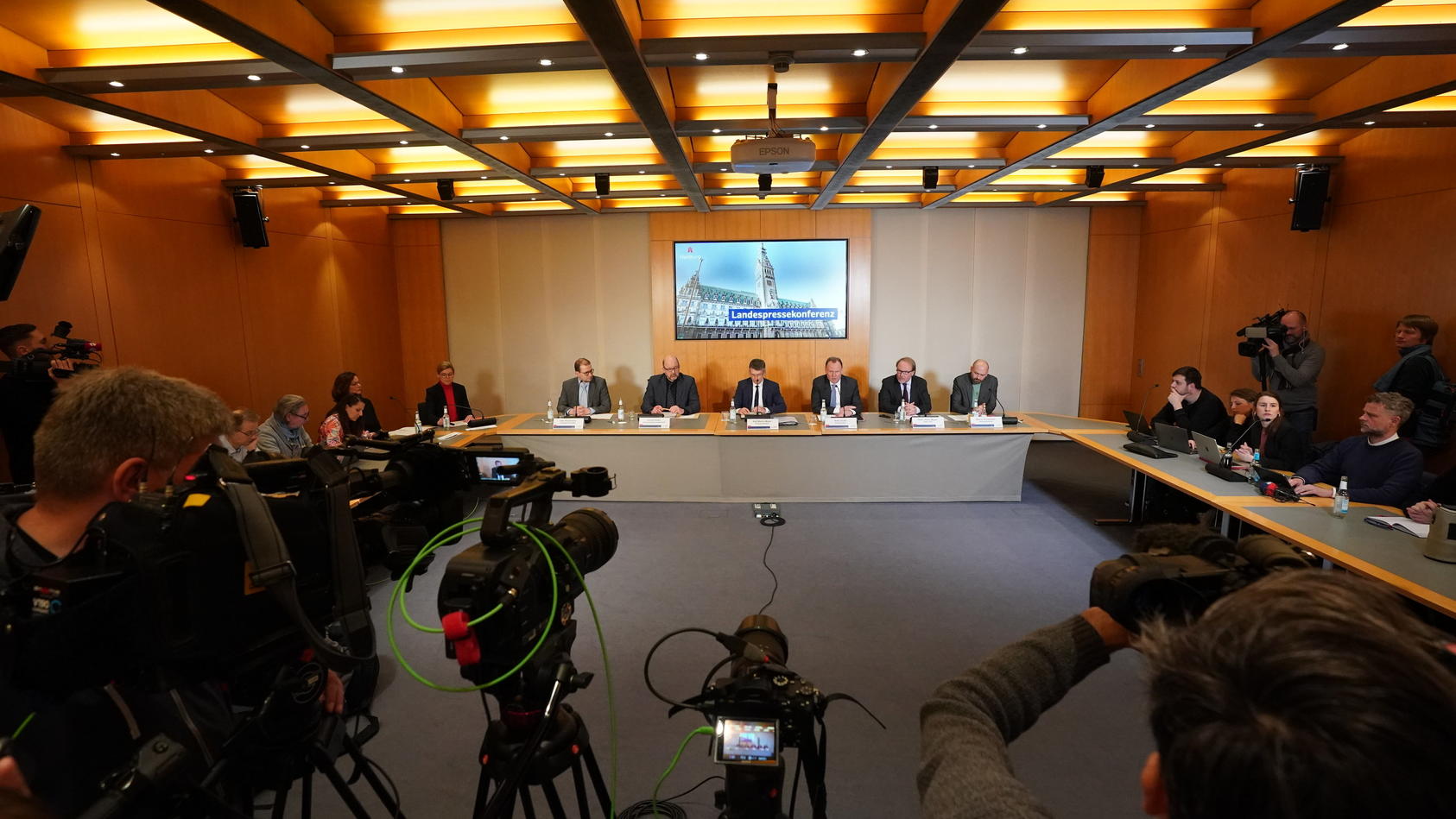 landespressekonferenz-zur-amoktat-mit-dabei-waren-unter-anderem-polizeiprasident-ralf-martin-meyer-und-innensenator-andy-grote