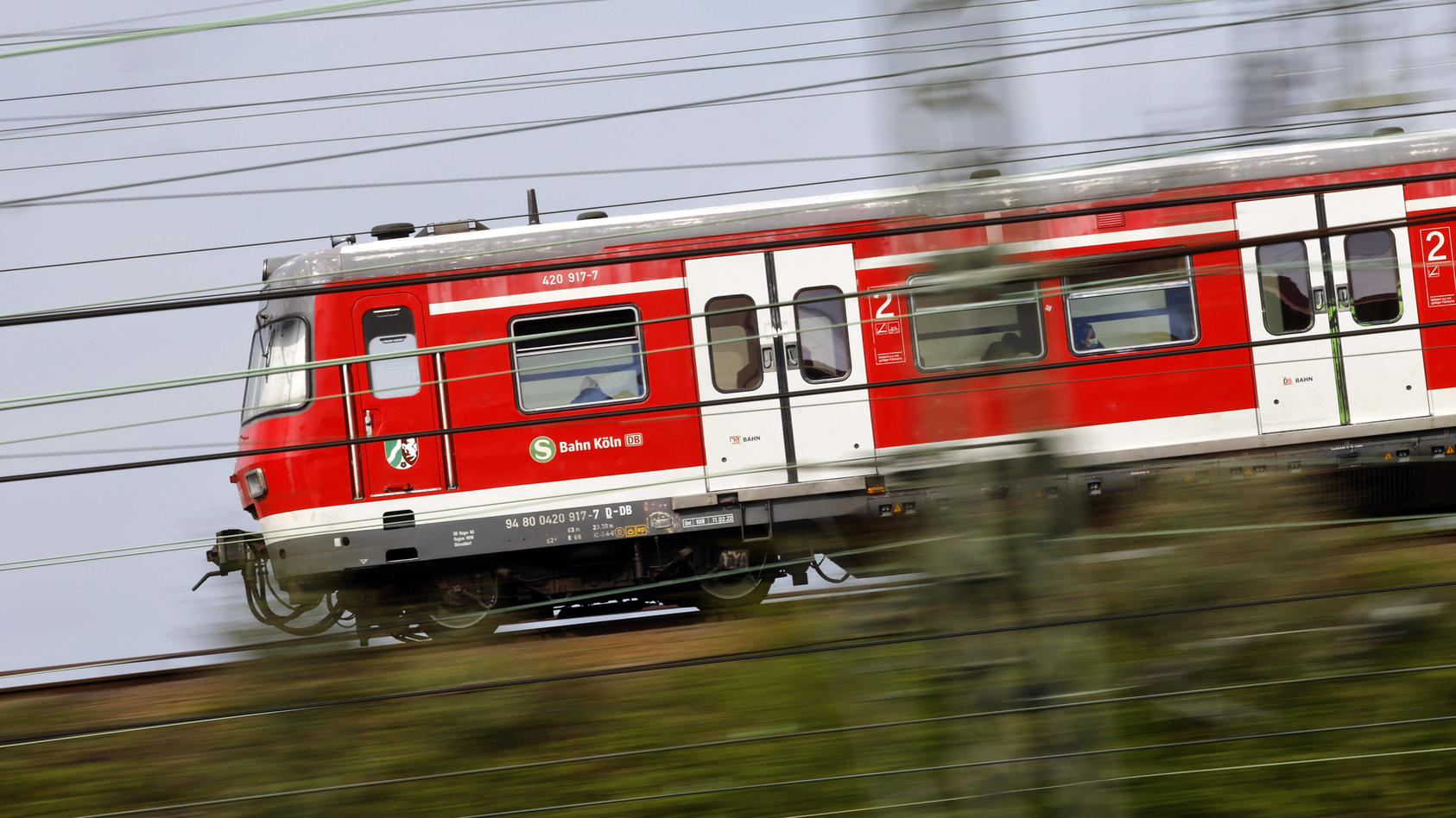 Eine Bahn schleifte eine Frau kilometerweit mit. (Symbolbild)