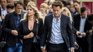 Linda de Mol und Jeroen Rietbergen wurden händchenhaltend in der Öffentlichkeit fotografiert, als sie noch ein Paar waren.