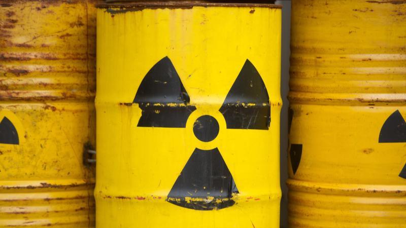 Auf gelben Tonnen ist das Radioaktiv-Zeichen aufgesprüht
