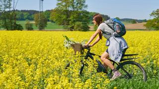 MODEL RELEASED Junge Frau macht eine Radtour auf einem eBike, Mountainbike in Pfaffenhofen an der Ilm, Deutschland am 29.04.2018  