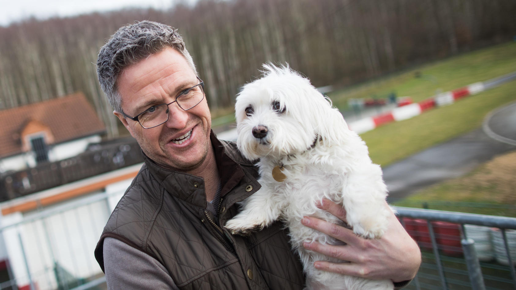 ARCHIV - 10.01.2018, Nordrhein-Westfalen, Kerpen: Der ehemalige Formel 1-Rennfahrer Ralf Schumacher hält Hund Jessy auf dem Arm. Schumacher  trauert um seine kleine Hündin Jessy. Foto: Rolf Vennenbernd/dpa +++ dpa-Bildfunk +++