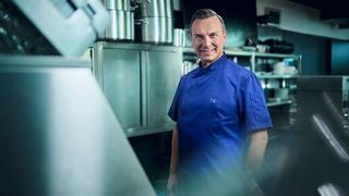 "Raue – Der Restaurantretter": Spitzenkoch Tim Raue hat eine neue Mission!