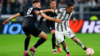 Europa League Achtelfinale 2023: Ángel Di Maria (Juventus Turin, rechts) wird von Freiburgs Maximilian Eggestein (links) attackiert