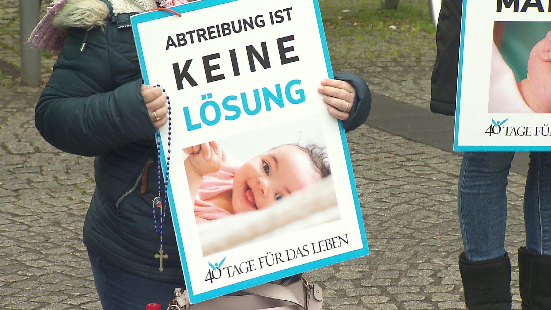 Mit Plakaten stehen Mitglieder der Gruppe "40 Tage für das Leben" vor der Frankfurter Beratungsstelle von pro familia.