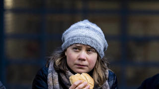 Demonstrasjon mot vindturbinene pa Fosen Oslo 20230301. Greta Thunberg og aksjonistene ved balpannen da de demonstrerer onsdag utenfor finansdepartementet inngang og flere andre departementer i protest mot at vindturbinene pa Fosen, som Hoyesterett har sagt at er ulovlige, ikke er revet. Foto: Javad Parsa / NTB Oslo Norge eIQzqgn8Atg EDITORIAL USE ONLY Ref:_BNC_POLeIQzqgn8Atg.jpg *** Demonstration against the wind turbines at Fosen Oslo 20230301 Greta Thunberg and the activists at the ball pan as they demonstrate on Wednesday outside the Ministry of Finances entrance and several other ministries in protest that the wind turbines at Fosen, which the Hoyesterett has said are illegal, have not been demolished Photo Javad Parsa NTB Oslo No PUBLICATIONxNOTxINxNORxSWExDENxFINxBELxFRAxISLxITAxPORxIRLxLUX Copyright: xJavadxParsax/xNTBx
