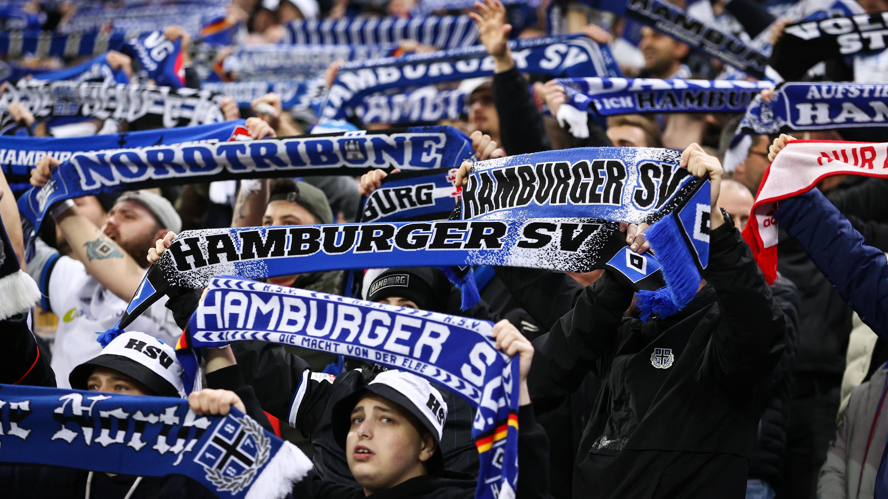 Das Hamburger Volksparkstadion ist für das Spiel gegen die Mannschaft aus Kiel natürlich bis auf den letzten Platz ausverkauft.