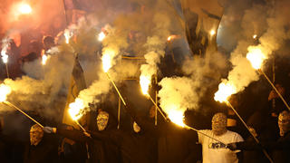 10.03.2023, Bayern, Nürnberg: Fußball: 2. Bundesliga, 1. FC Nürnberg - Eintracht Braunschweig, 24. Spieltag im Max-Morlock-Stadion. Fans von Eintracht Braunschweig brennen Pyrotechnik ab. Foto: Daniel Karmann/dpa - WICHTIGER HINWEIS: Gemäß den Vorgaben der DFL Deutsche Fußball Liga bzw. des DFB Deutscher Fußball-Bund ist es untersagt, in dem Stadion und/oder vom Spiel angefertigte Fotoaufnahmen in Form von Sequenzbildern und/oder videoähnlichen Fotostrecken zu verwerten bzw. verwerten zu lassen. +++ dpa-Bildfunk +++
