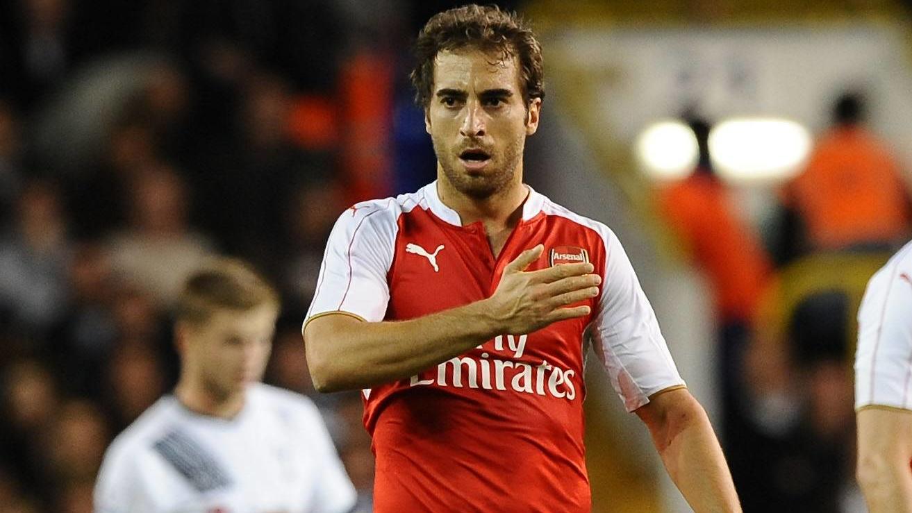 Football - 2015 / 2016 Capital One League Cup - Third Round: Tottenham Hotspur vs. Arsenal Mathieu Flamini of Arsenal celebrates his goal by patting his badge at White Hart Lane. COLORSPORT/ANDREW COWIE PUBLICATIONxNOTxINxUKxBRAFootball 2015 2016 Cap