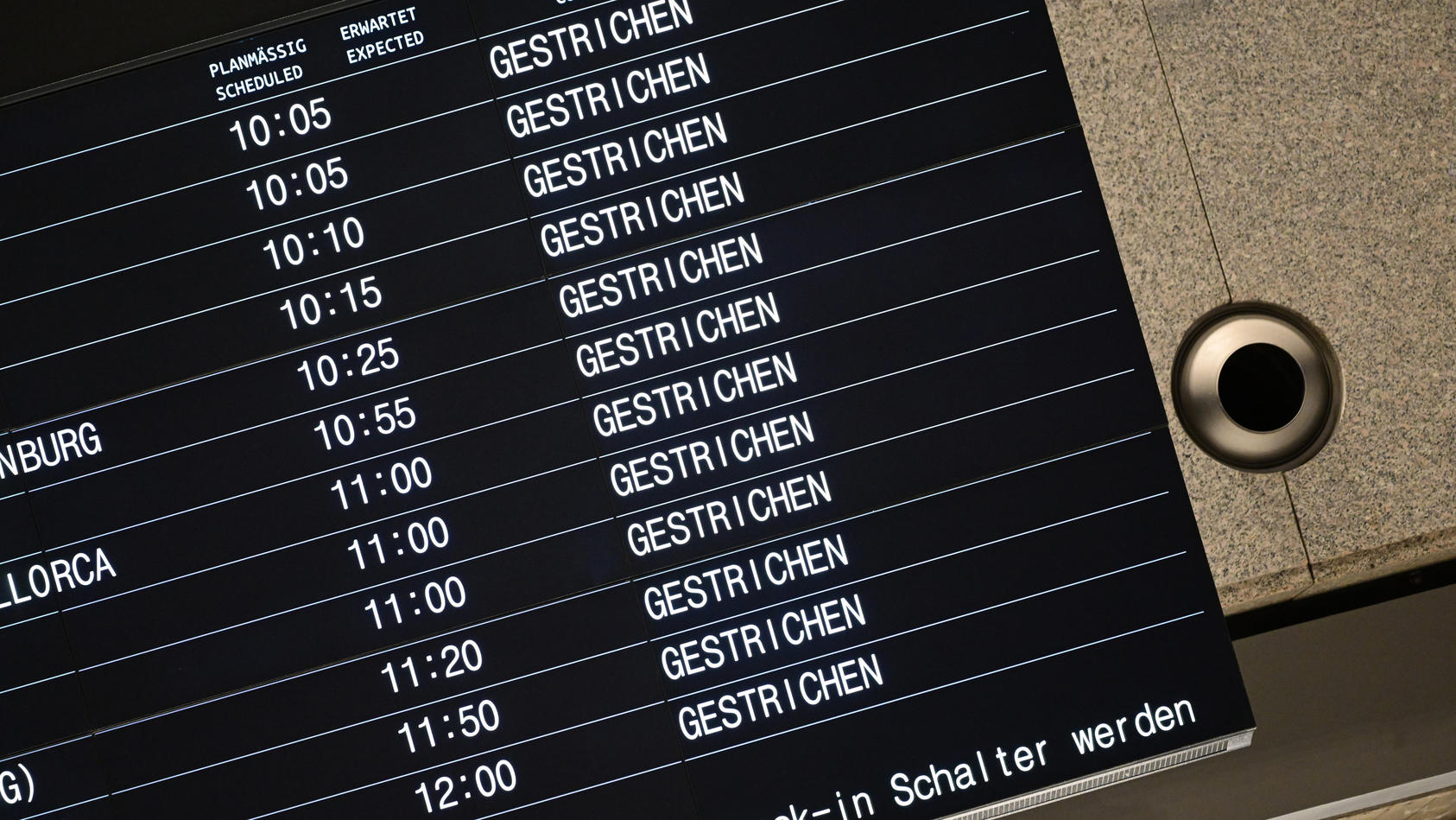 17.03.2023, Baden-Württemberg, Stuttgart: Auf einer Anzeigetafel auf dem Flughafen Stuttgart werden gestrichene Flüge angezeigt. Aufgrund eines Verdi Streiks sind Flüge gestrichen. Foto: Bernd Weißbrod/dpa +++ dpa-Bildfunk +++