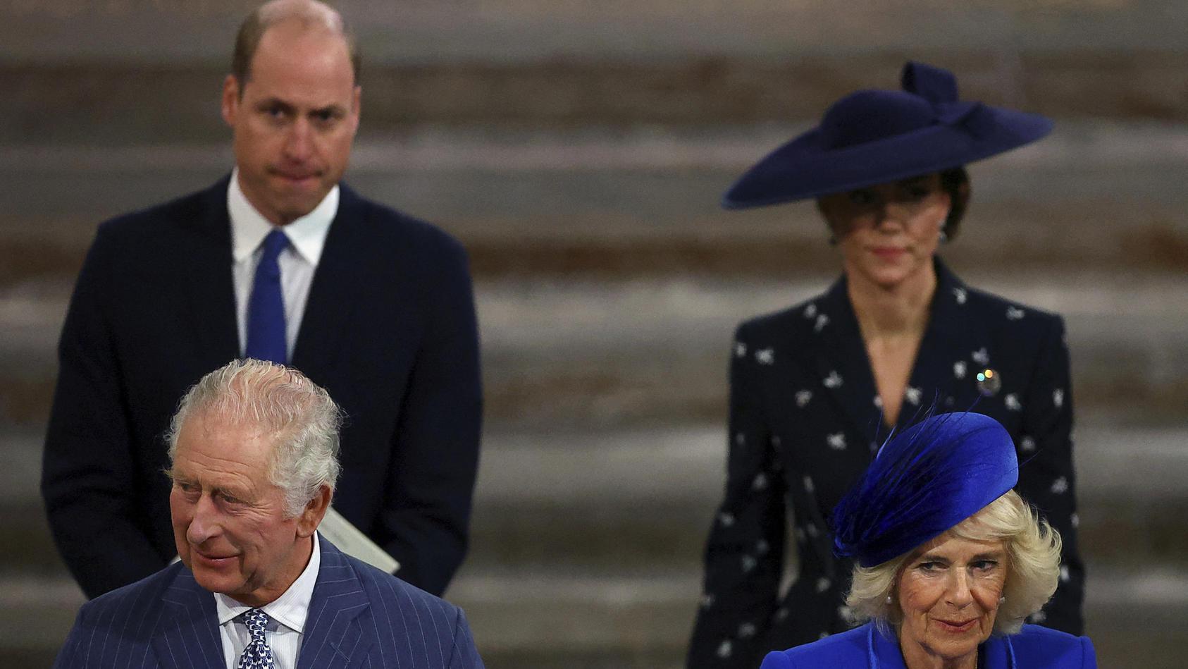 13.03.2023, Großbritannien, London: König Charles III. (vorne l), Camilla (vorne r), Königsgemahlin, Prinz William (hinten l) und Kate (hinten r), Prinzessin von Wales, nehmen am Gottesdienst zum Commonwealth Day in der Westminster Abbey teil. Vertre