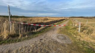 Toter auf Sylt: Auf diesem Feldweg, am Rand von Westerland, wurde das Auto mit der männlichen Leiche gefunden.