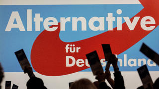 25.02.2023, Hessen, Melsungen: Delegierte halten beim Landesparteitag AfD Hessen ihren Stimmzettel. Die hessische AfD diskutiert an diesem Wochenende ihr Programm zur Landtagswahl am 08.10.2023. Foto: Swen Pförtner/dpa +++ dpa-Bildfunk +++