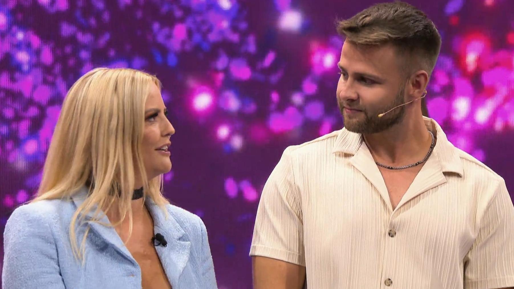 Sie haben ein Date! Bevor sie weitreichendere Pläne schmieden dürfen Single-Lady Melli und Kandidat Simon erst einmal zusammen in die pinkfarbene "Take Me Out"-Limousine