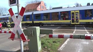 Trotz geschlossener Schranken versucht der 17-Jährige, die Gleise in Bersenbrück zu überqueren.