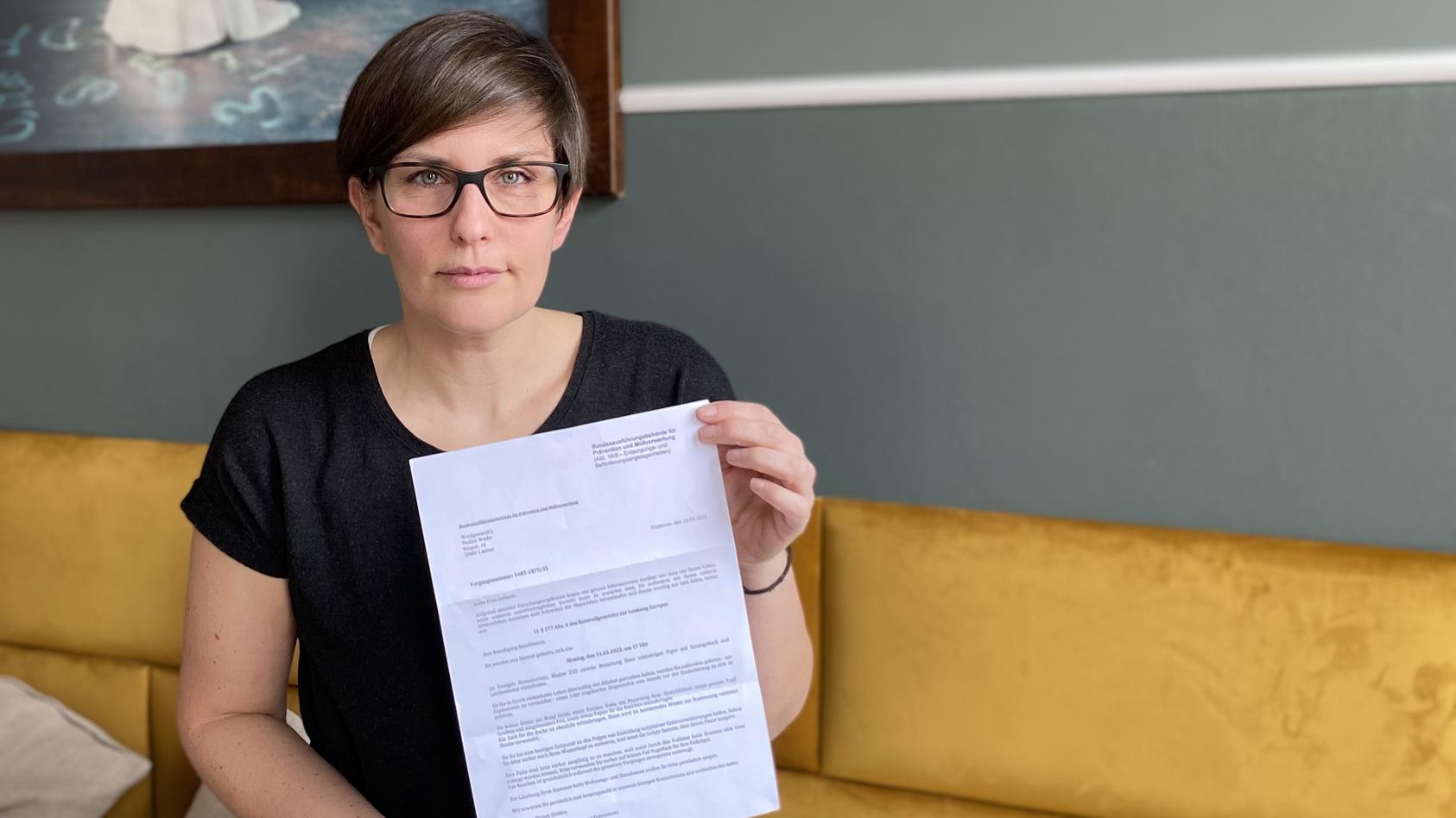 Nadine Weske aus Laatzen bei Hannover wurde mit einem Drohbrief zur eigenen Einäscherung eingeladen.