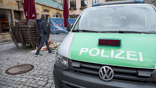 13.03.2023, Bayern, Lichtenfels: Ein Einsatzwagen der Polizei steht vor dem Blumengeschäft, in dem am Freitagabend eine leblose Frau aufgefunden wurde. Spaziergänger hatten die tote 50-Jährige in dem Blumenladen in der Lichtenfelser Innenstadt entdeckt. Foto: Daniel Vogl/dpa +++ dpa-Bildfunk +++