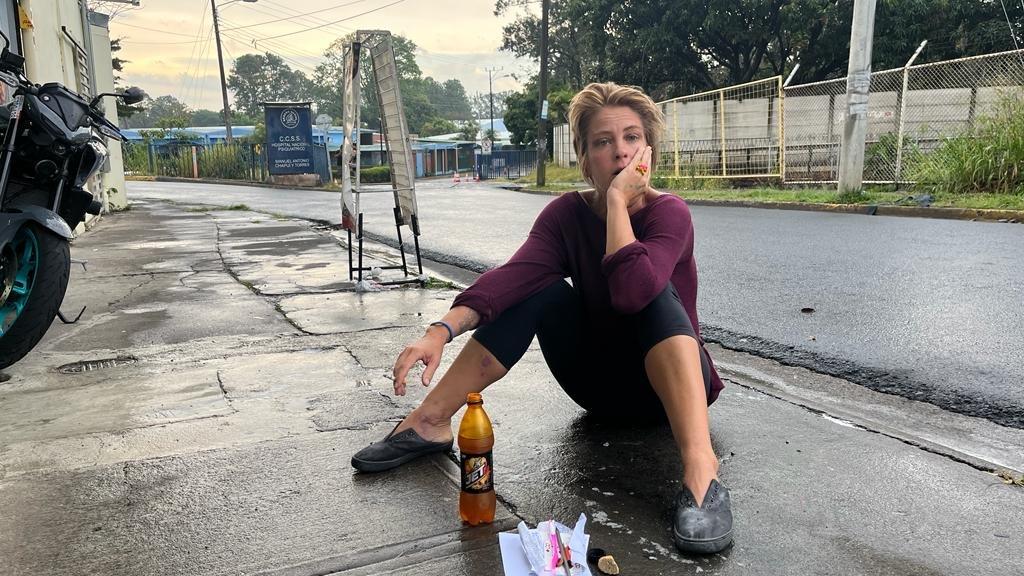 Jasmin Tawil raucht eine Zigarette auf der Straße in San José, Costa Rica