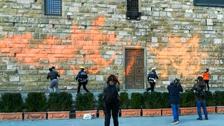 HANDOUT - 17.03.2023, Italien, Florenz: Klimaaktivisten beschmieren die Fassade des berühmten Palazzo Vecchio in Florenz mit Farbe. Die Aktion in der mittelitalienischen Stadt am Freitagmorgen dauerte nach Darstellung der verantwortlichen Gruppe Ultima Generazione (Letzte Generation) nur wenige Minuten. Zwei ihrer Mitglieder sprühten demnach orangene und abwaschbare Farbe mithilfe von Feuerlöschern an die Eingangsfassade des mittelalterlichen Bauwerks. Foto: -/Ultima Generazione/dpa - ACHTUNG: Nur zur redaktionellen Verwendung im Zusammenhang mit der aktuellen Berichterstattung und nur mit vollständiger Nennung des vorstehenden Credits +++ dpa-Bildfunk +++