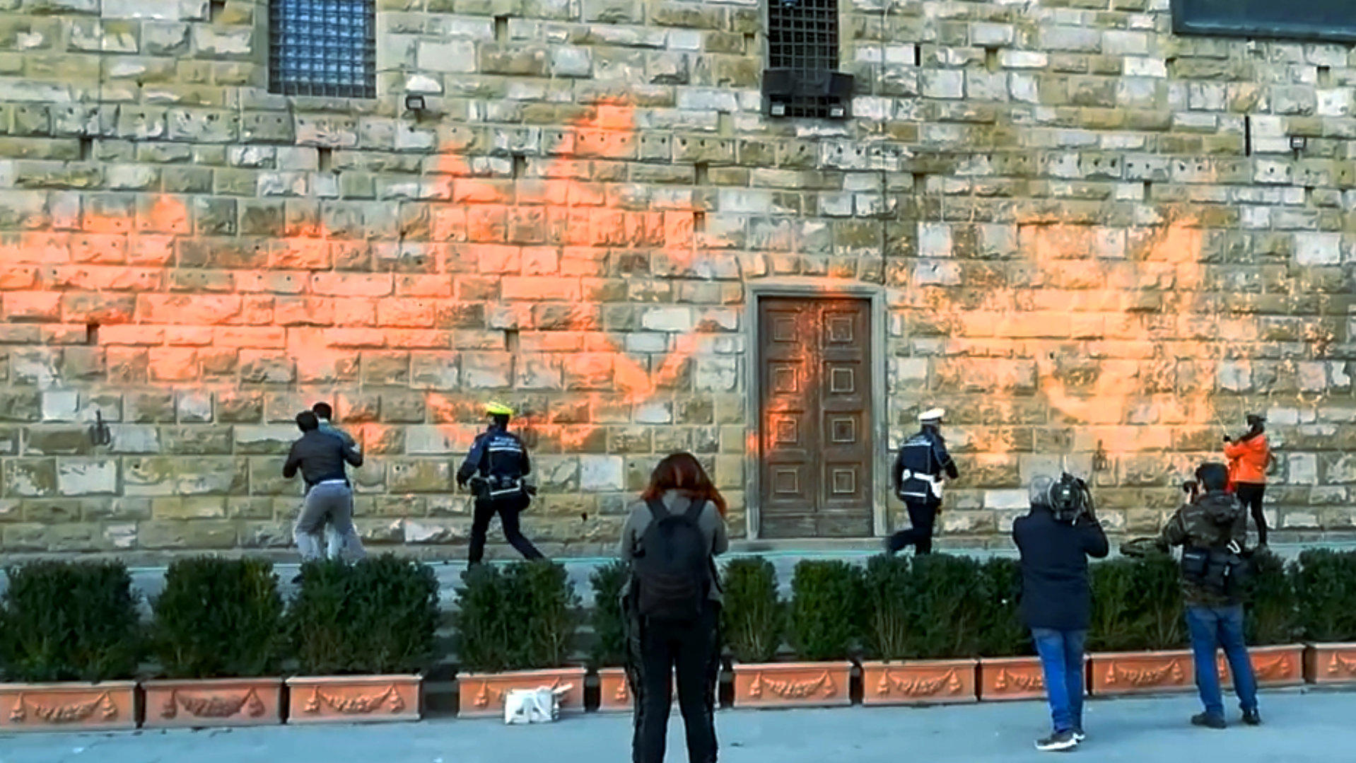 Klimaaktivisten beschmieren den Palazzo Vecchio mit Farbe.