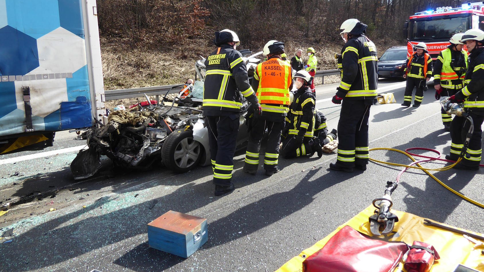 HANDOUT - 18.03.2023, Niedersachsen, Göttingen: Einsatzkräfte der Feuerwehr sind am Unfallort auf der Autobahn A7 nahe Göttingen. Bei dem schweren Auffahrunfall sind eine Mutter und ihr achtjähriger Sohn ums Leben gekommen. Die dreijährige Tochter de