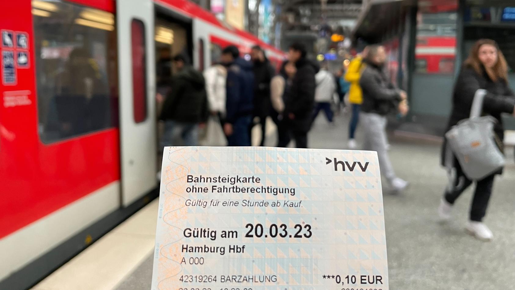 dieses-ticket-braucht-man-um-wie-hier-am-hauptbahnhof-am-bahnsteig-stehen-zu-durfen