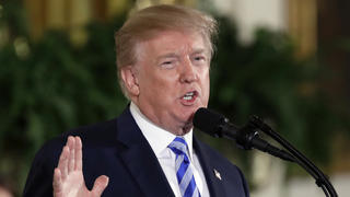 ARCHIV - 21.02.2018, USA, Washington: Donald Trump, damals US-Präsident, spricht im Ostzimmer des Weißen Hauses. Trump hat laut einem Bericht demokratischer Abgeordneter in seiner Amtszeit Geschenke aus dem Ausland im Wert von mehr als einer Viertelmillion US-Dollar an ihn und seine Familie nicht ordnungsgemäß angegeben. (zu dpa "Demokraten: Trump hat mehr als 100 Geschenke im Amt nicht angegeben") Foto: Evan Vucci/AP +++ dpa-Bildfunk +++