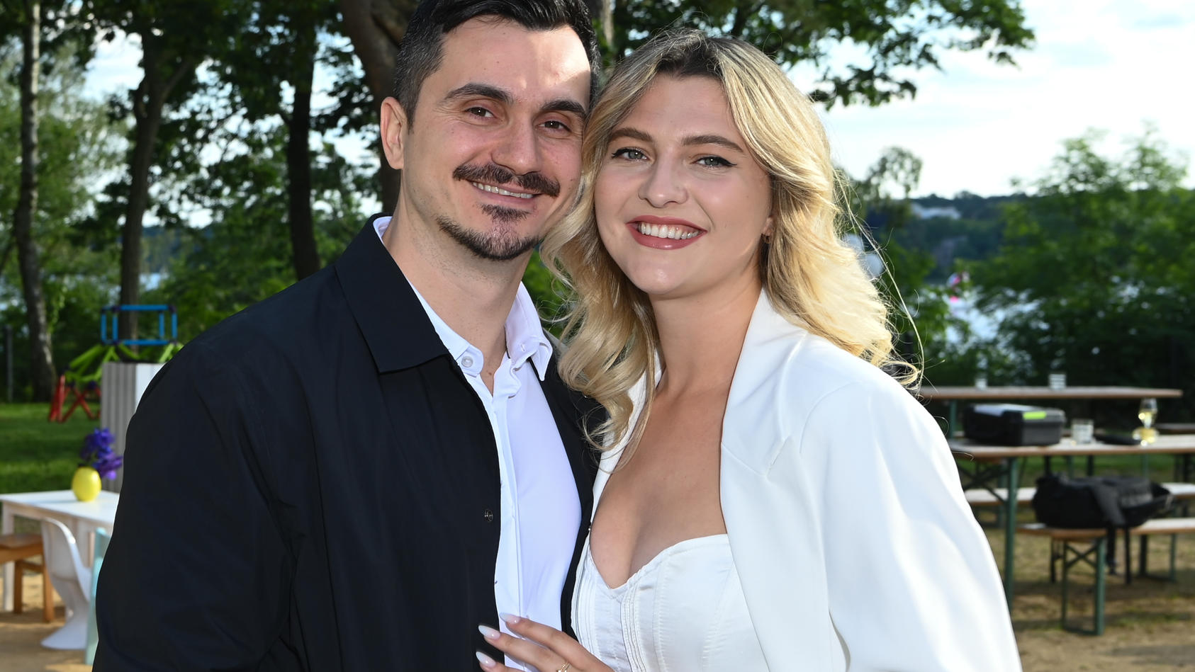 Ex-GNTM-Model ist schwanger! Fata Hasanovic und ihr Freund Izet werden Eltern.