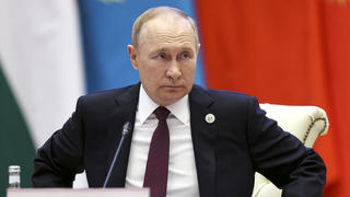 ARCHIV - 15.09.2022, Usbekistan, Samarkand: Der russische Präsident Wladimir Putin nimmt am Gipfeltreffen der Shanghaier Organisation für Zusammenarbeit (SOZ) in Samarkand, Usbekistan, teil. Der Internationale Strafgerichtshof hat wegen mutmaßlicher Kriegsverbrechen in der Ukraine Haftbefehl gegen den russischen Präsidenten Wladimir Putin erlassen. Das teilte das Gericht am Freitag in Den Haag mit.  (zu dpa «Weltstrafgericht erlässt Haftbefehl gegen Putin») Foto: Sergei Bobylev/Pool Sputnik Kremlin/AP +++ dpa-Bildfunk +++