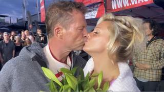 Til Schweiger und Evelyn Burdecki geben sich nach den Dreharbeiten von "Manta Manta 2" einen Kuss auf die Wange.