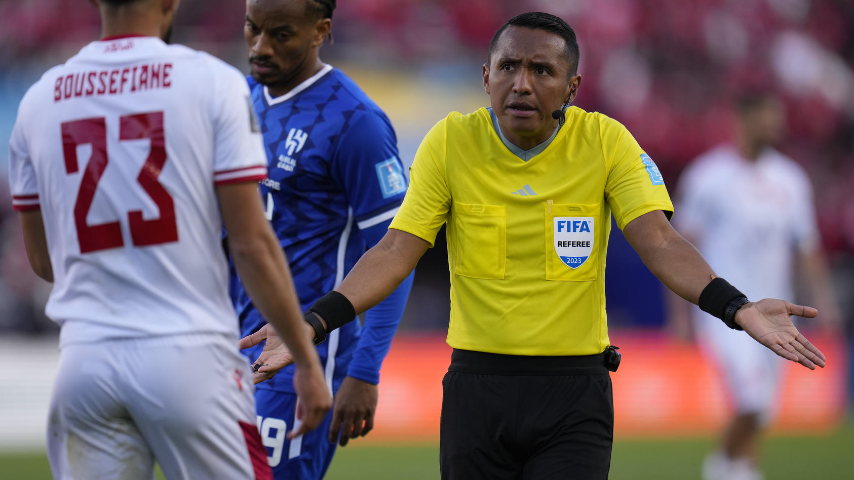 schon-bei-der-weltmeisterschaft-kam-es-zu-skurrilen-nachspielzeiten-ein-referee-aus-bolivien-trieb-es-jetzt-aber-auf-die-spitze