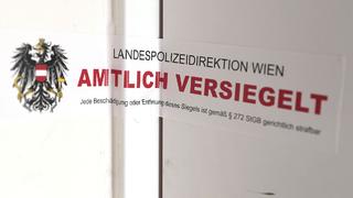 ABD0058_20220619 - WIEN - ÖSTERREICH: ZU APA0198 VOM 19.6.2022 - Polizisten haben am Sonntag, 19. Juni 2022, in einer Wohnung in Wien-Floridsdorf die Leiche einer jungen Frau vorgefunden. Erhebungen am Tatort deuten auf ein Tötungsdelikt hin. Im Bild