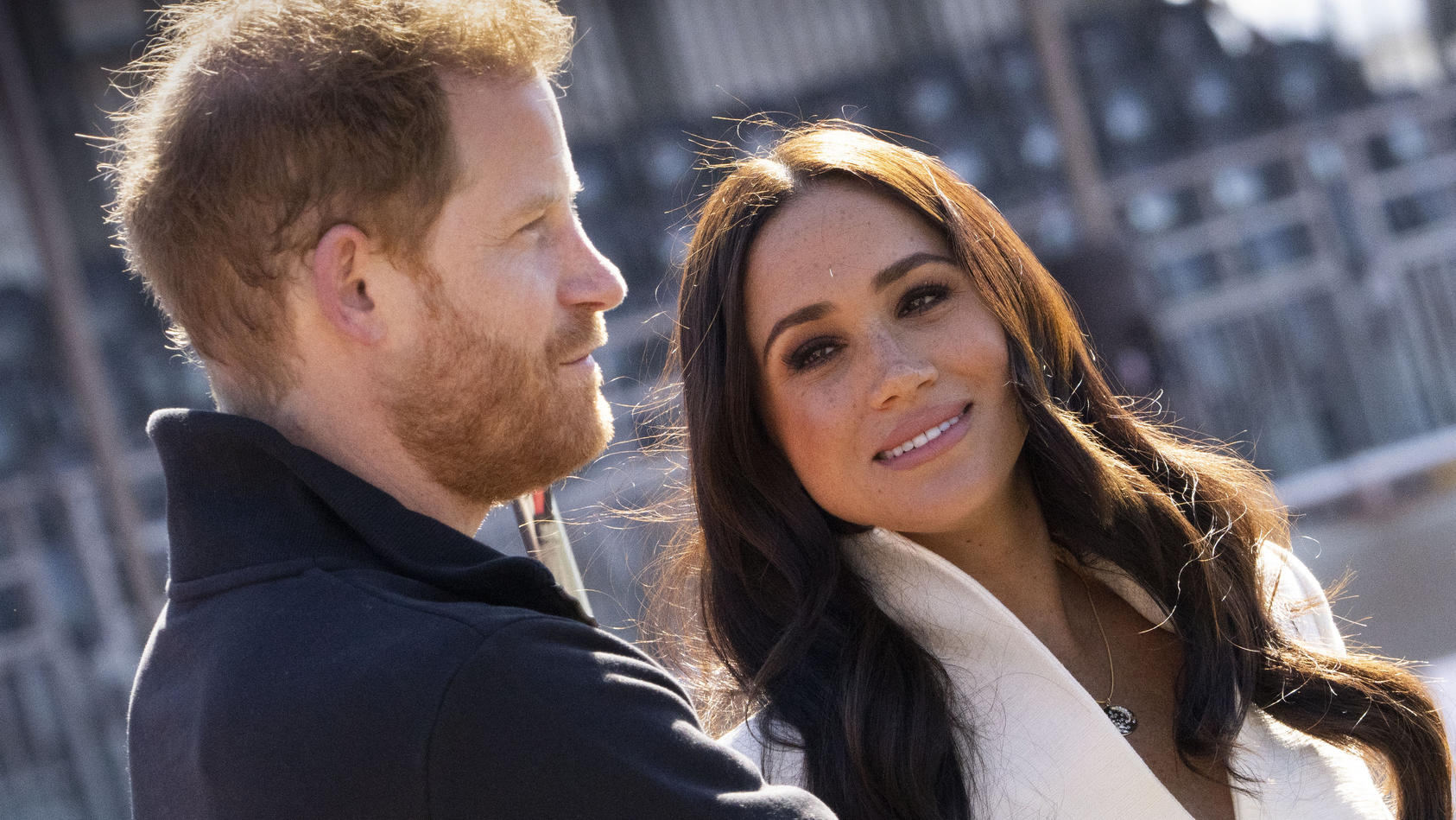 Prinz Harry, Herzog von Sussex, und Meghan, Herzogin von Sussex, nehmen an den Leichtathletikwettbewerben der Invictus Games 2022 im Zuiderpark teil (zu dpa: «Charles-Enkelin Lilibet in Kalifornien getauft»