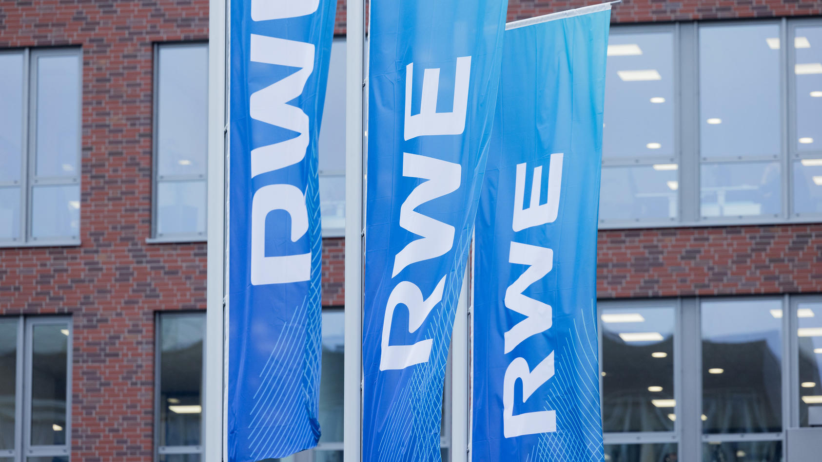 ARCHIV - 15.03.2022, Nordrhein-Westfalen, Essen: Flaggen wehen vor der Konzernzentrale des Energiekonzerns RWE. Das Unternehmen legt seine Geschäftszahlen für 2022 vor. (zu dpa: «Energiekonzern RWE legt Geschäftsbericht vor») Foto: Rolf Vennenbernd/d