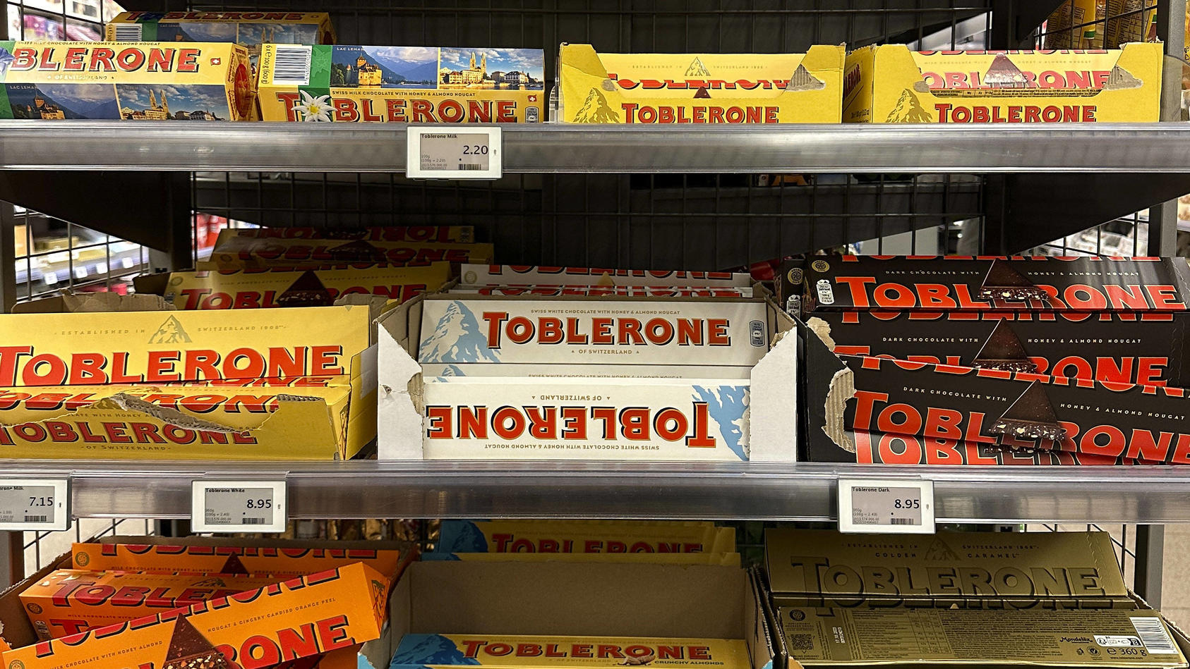Toblerone without the Matterhorn. This is due to the fact that part of the production line has been moved abroad. In July 2023, Switzerland's most famous mountain will no longer be able to adorn the packaging of the iconic chocolate bar. It will disa