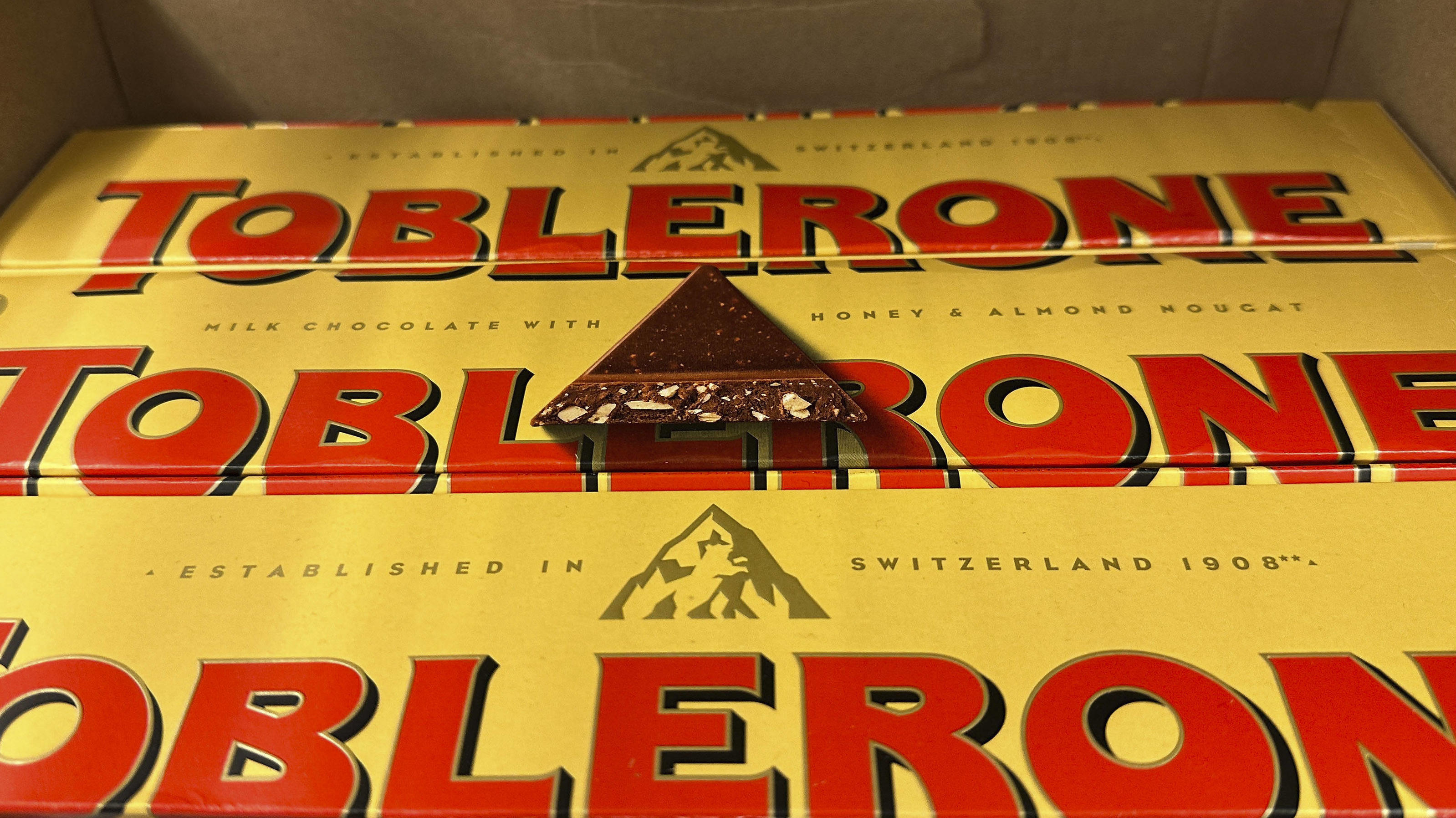 Die neue Toblerone-Verpackung ist in der Mitte. Der Vorher-Nachher-Vergleich zeigt: Das Matterhorn ist verschwunden, stattdessen befindet sich ein Toblerone-Dreieck auf der Verpackung.