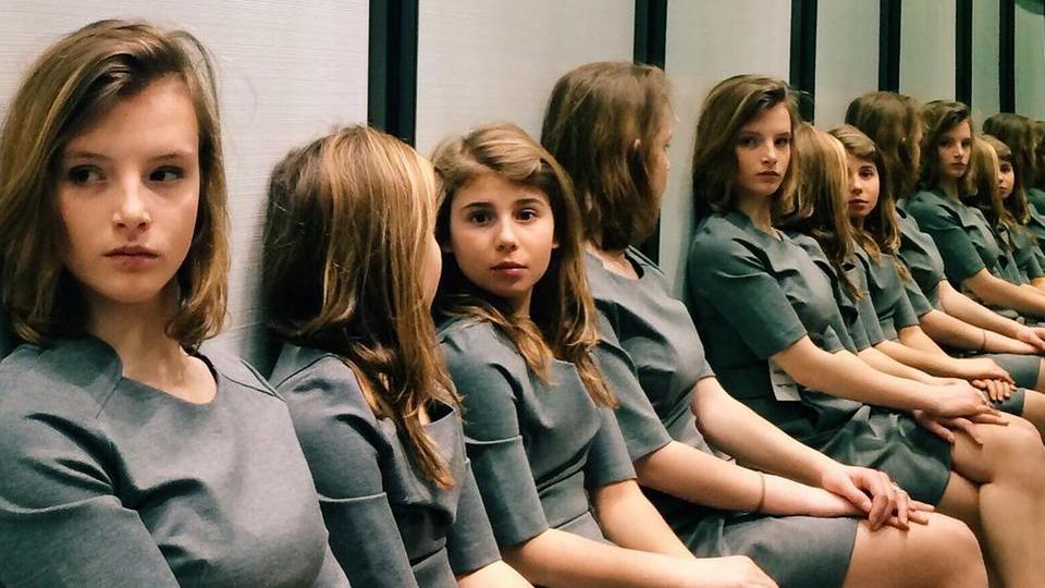 Wie viele Mädchen sehen Sie auf dem Bild?